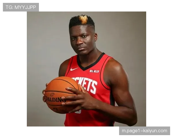 卡佩拉封盖后推进造犯规 火箭替补内线活力足 卡佩拉封盖后推进造犯规 火箭替补内线活力足